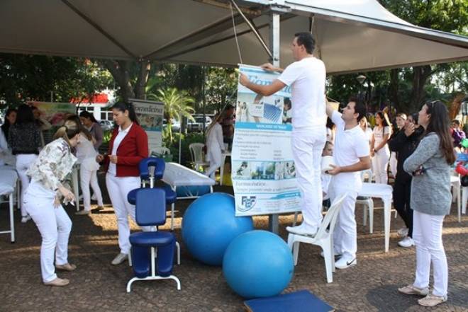 Imagem da Galeria da Notícia: FEF em Ação atrai população de Jales para praça